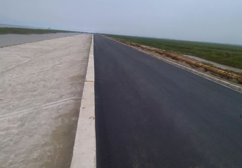 長(zhǎng)江口北支新村沙水域河道綜合整治工程完成堤頂瀝青路面施工